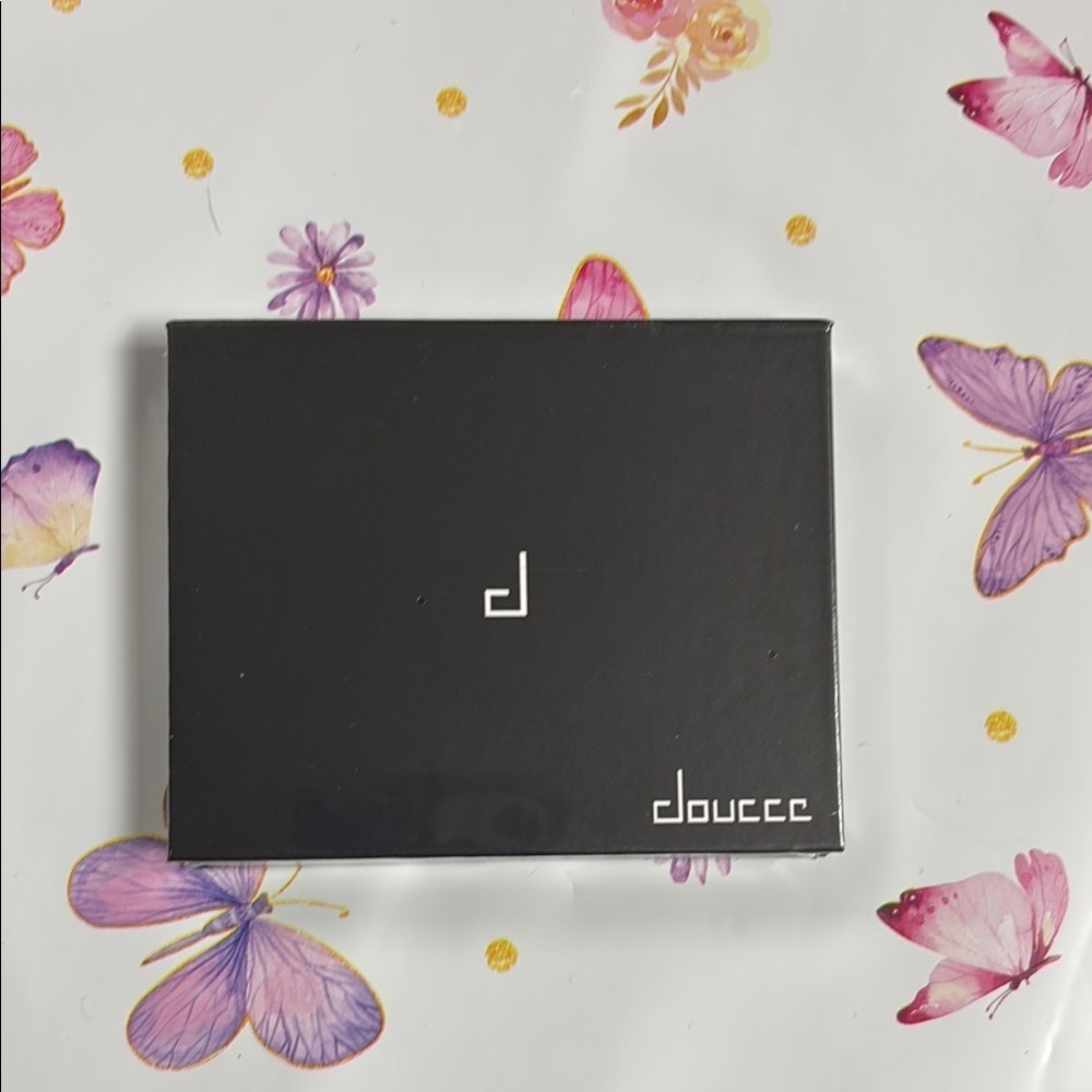 Doucce On the Go Palette and Black Smudge Resistant Eyeliner - Picture 2 of 6